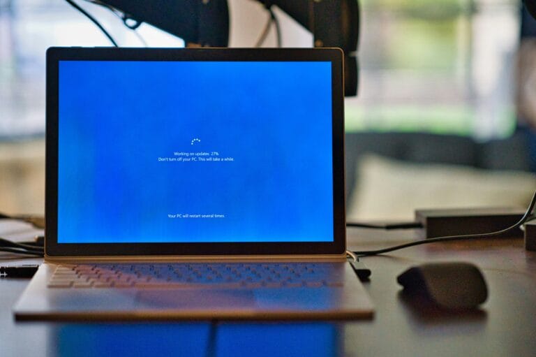 Laptop durante un aggiornamento software, assistenza tecnica dispositivi