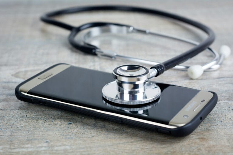 Diagnosi smartphone con stetoscopio, simbolo di assistenza e riparazione Fixxy