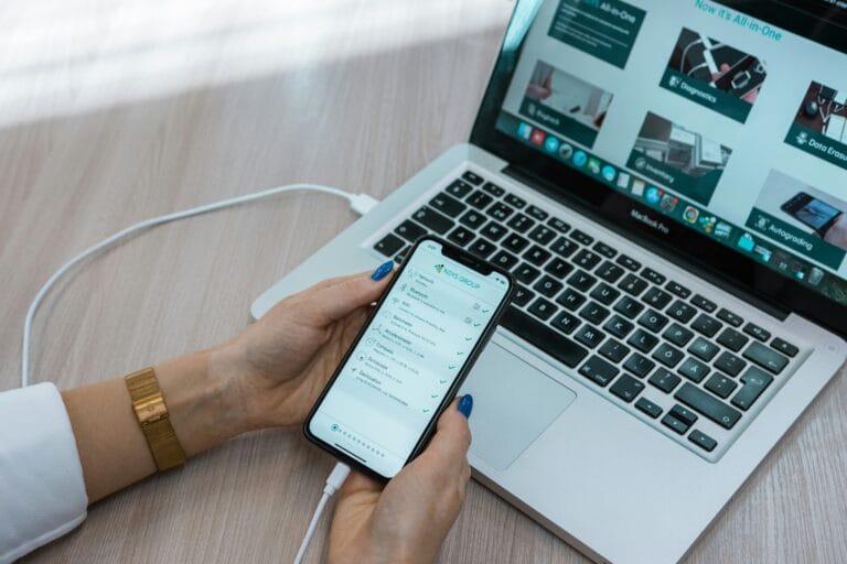 Diagnostica smartphone tramite software collegato al laptop - servizio Fixxy