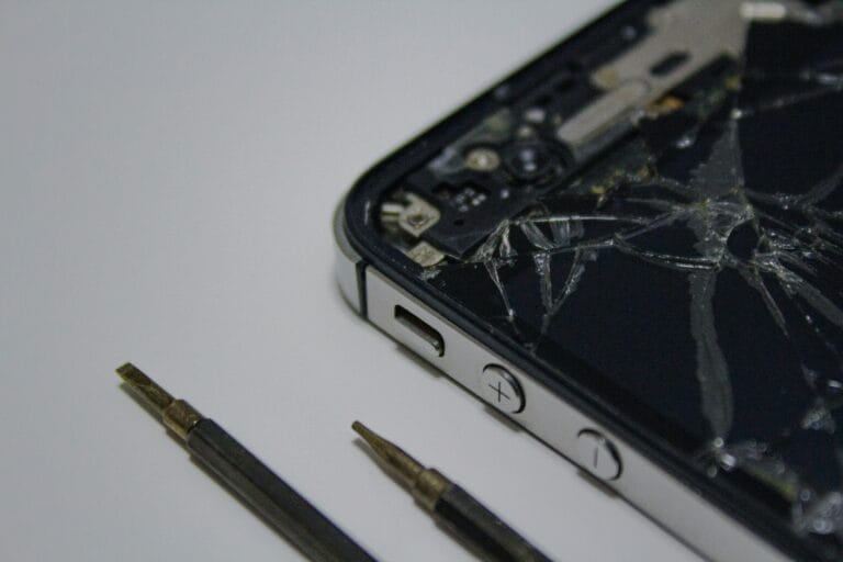 Smartphone con schermo rotto pronto per la riparazione