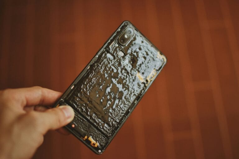Retro di uno smartphone danneggiato dall'acqua, da riparare con Fixxy
