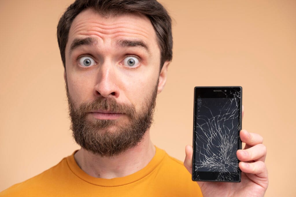 uomo-shock-smartphone-rotto.jpg